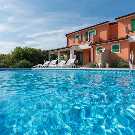 Modern In With Shared Pool * Ripenda Kras