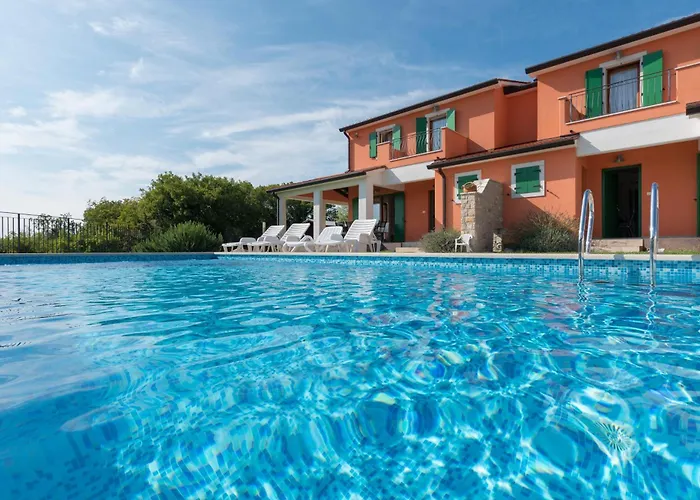 Modern In With Shared Pool * Ripenda Kras