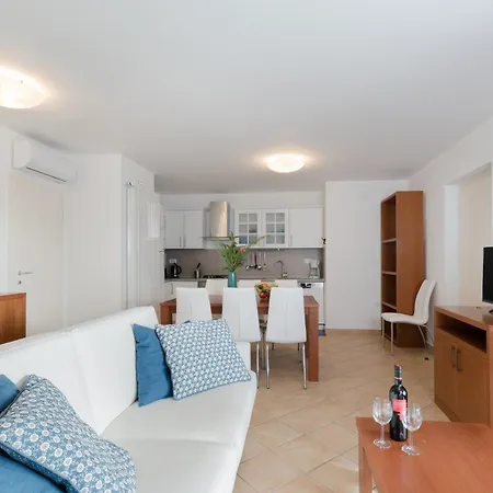 Modern In With Shared Pool